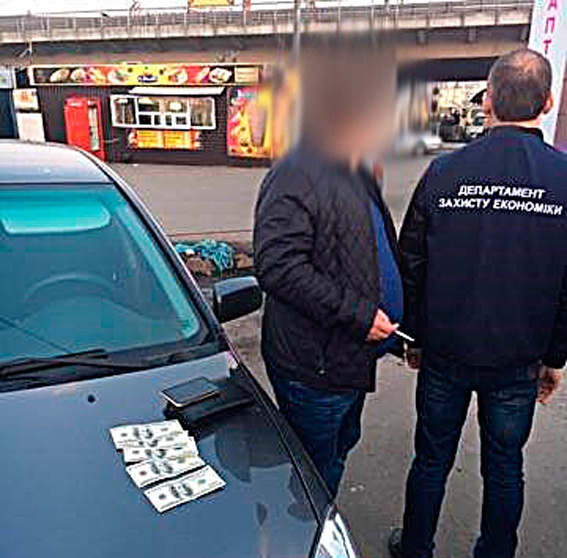 За тысячу долларов представитель вуза обещал “восстановить” студента в медуниверситете Киева