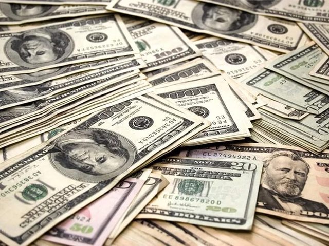 Все за новенькими баксами: украинские банки будут менять старую валюту