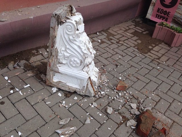 На Днепропетровщине кусок фасада убил школьницу