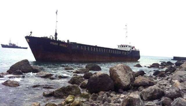 У берегов Крыма застряло на мели турецкое судно