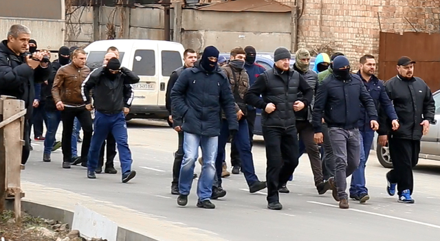 В Киеве боевики-титушки избили местных жителей и напали на жилой комплекс
