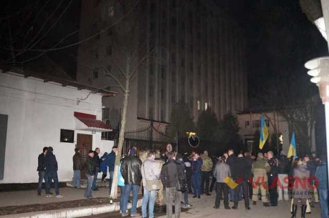 Посеред ночі вінницькі активісти пікетують Управління СБУ, знесли шини