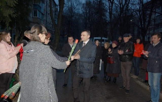 Сором у Хмельницькому. За пластикові вікна мешканці будинку дарують депутатам короваї