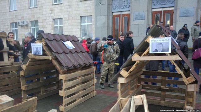 Под Черкасской ОГА требовали поддержать блокаду Донбасса и построили будку Порошенко