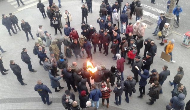 Под Винницкой ОГА активисты жгут шины