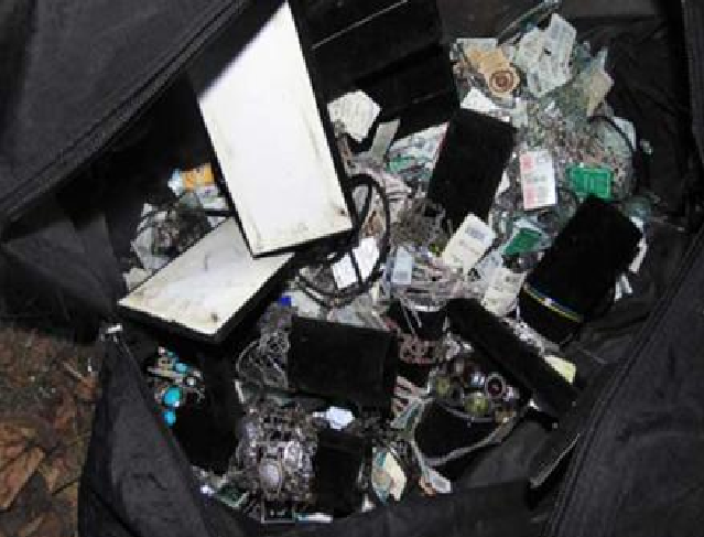 Дерзкие воры обокрали ювелирный магазин под носом у полиции