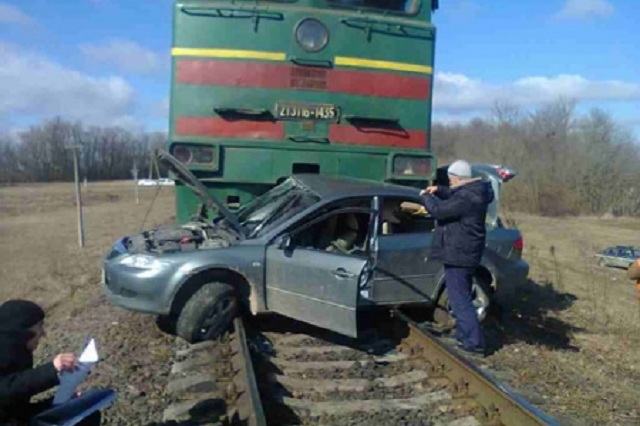 На Вінниччині тепловоз збив іномарку і протягнув її 200 м