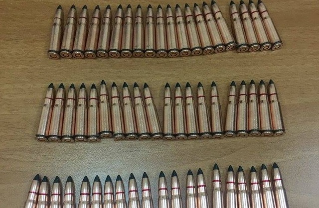 Два столичных полицейских попались на торговле оружием