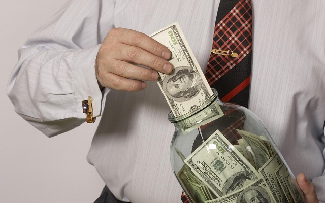 Кредит довіри: в яких банках тримають гроші високопосадовці (інфографіка)