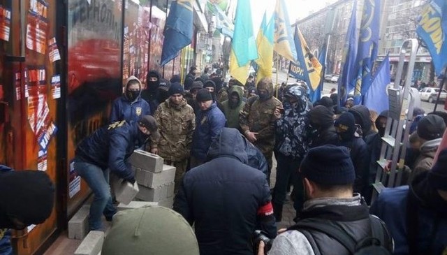 Game over: в Тернополе замуровали российский Сбербанк