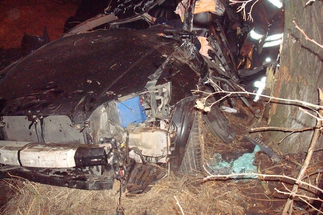 Страшное ДТП под Киевом: Subaru с шестью людьми влетело в дерево