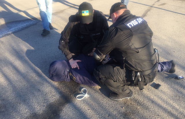 На Закарпатті затримали митника за $500 хабара