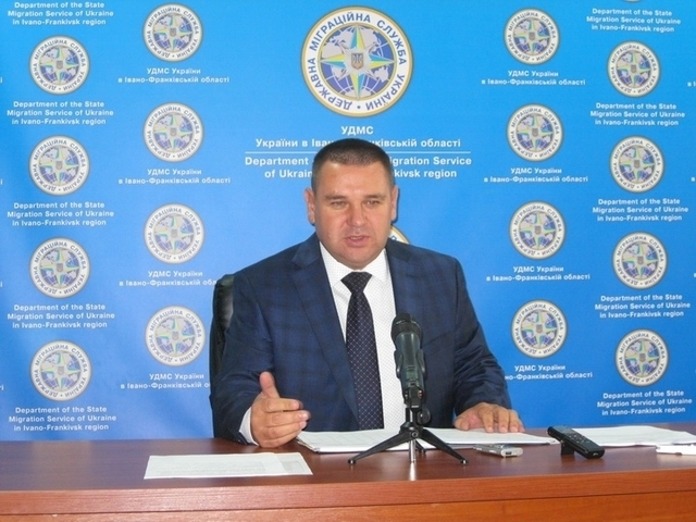 У Франківську патрульні спіймали за кермом нетверезого начальника "паспортного столу"