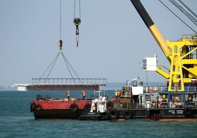 Вот Вам и мост в Крым: Малейший шторм начал разрушать конструкцию