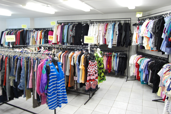 У Рівному натовп ледь не затоптав одне одного у гонитві за секонд -хендом