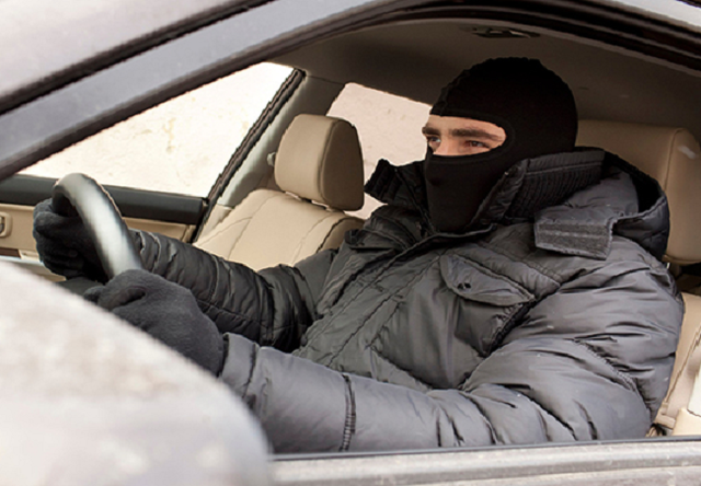 В Киеве преступник угнал такси вместе с водителем