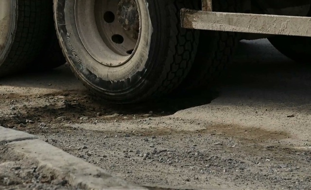 Провали «Укравтодору»: погані дороги — водіям, розкішні маєтки — відповідальним чиновникам