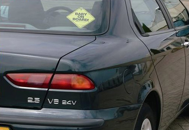 В салоне был ребенок: в Киеве пьяная женщина "влетела" в столб