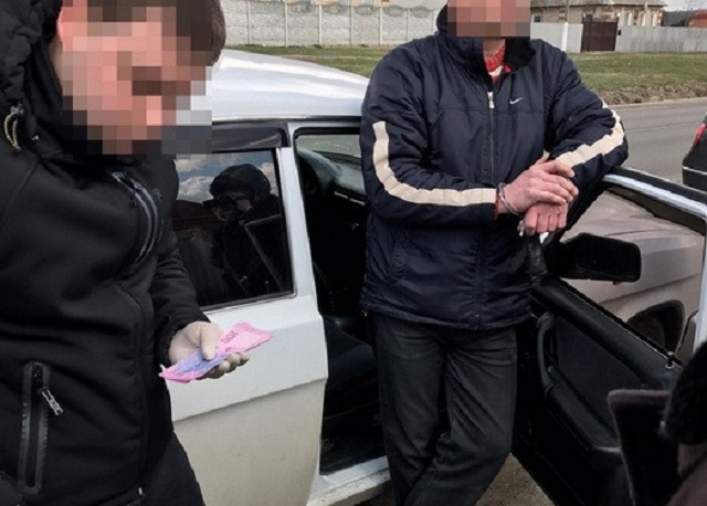 Керівник виправної установи на Харківщині вимагав гроші за звільнення