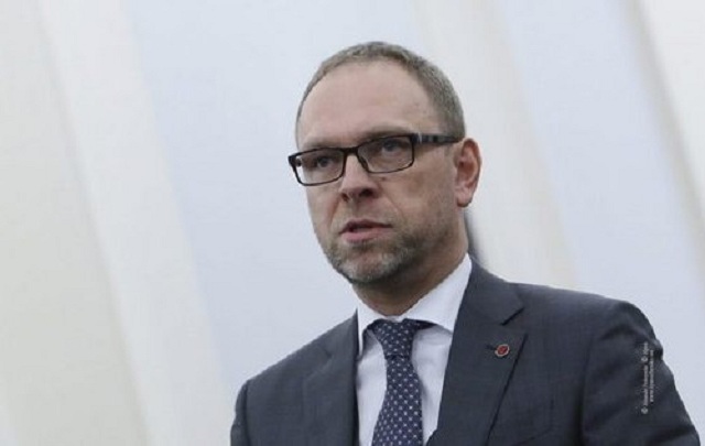 Власенко: 90% украинцев уже сыты политическими играми Порошенко