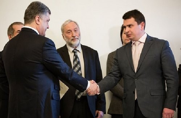 НАБУ подбирается все ближе к горлу Порошенко – блогер