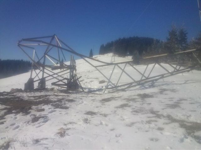 В Карпатах селяне спиливают высоковольтные опоры ЛЭП