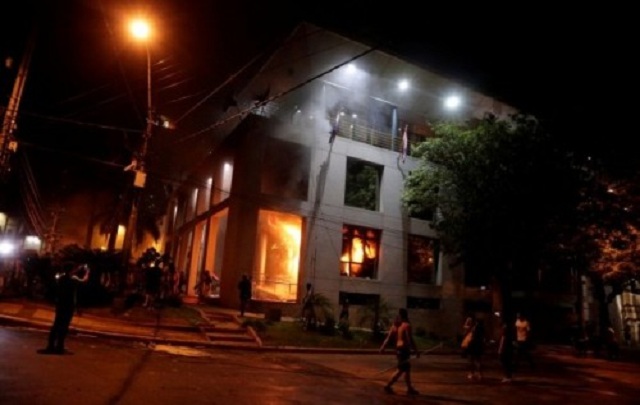 В Парагвае протестующие подожгли здание Конгресса