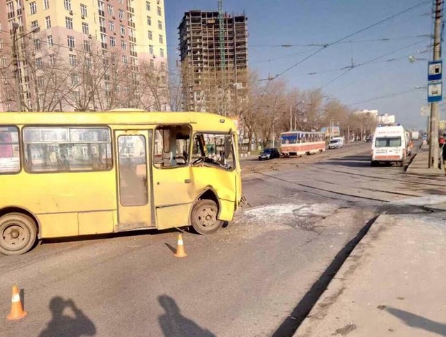 У Києві маршрутка зіткнулася із трамваєм