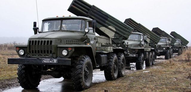 Россия перебросила на Донбасс 400 танков, 850 БТРов и «Грады», — Гройсман