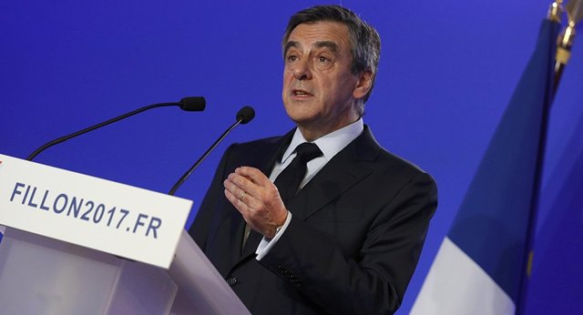 Кандидата в президенты Франции Фийона обсыпали мукой