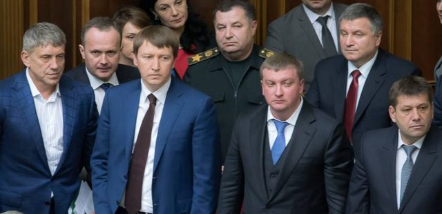 Гройсман и челядь режима убили экономику Украины до уровня кладбища