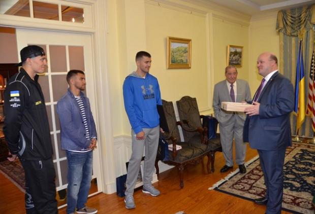 Надзвичайна подія: З даху посольства України у Вашингтоні зняли державний прапор