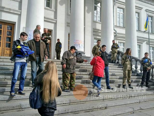 Дом мэра Полтавы засыпали сахаром – СМИ