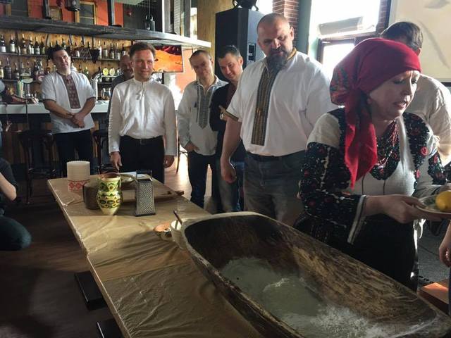 Самый сильный человек мира Василий Вирастюк напек для АТОшников пасхальные куличи с патриотичной глазурью