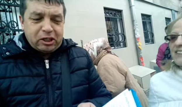 Псевдоволонтер накинувся на воїна АТО: «Та який ви доброволець? Ви заробляли там гроші!»