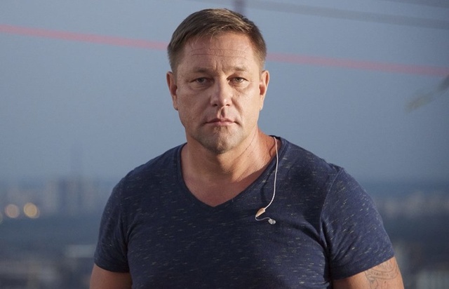 Стогний: Ну сколько можно издеваться над простыми украинцами? Вы же,мерзавцы,наш народ грабите. Бессовестно грабите!