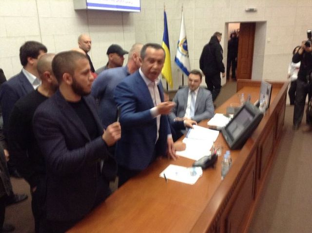 Сессия горсовета в Днепре началась с драки