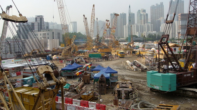 В Киеве на стройплощадке рабочий погиб, сорвавшись с 12-метровой высоты