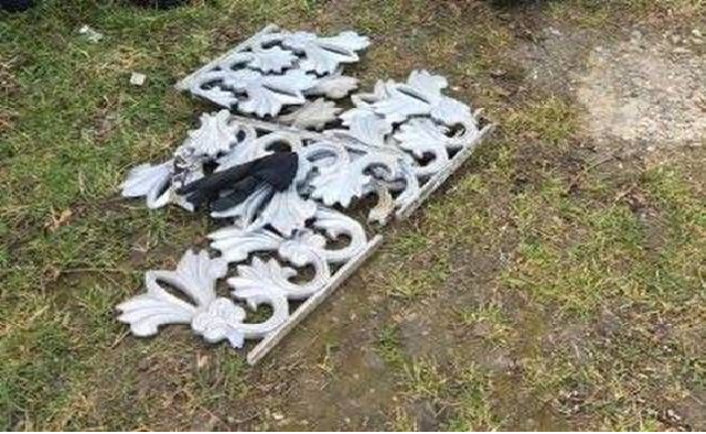 В Киевской области полиция задержала похитителей могильных оград