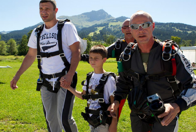 Їх розділяли барикади. Зараз Кличко обіймається з Шуфричем