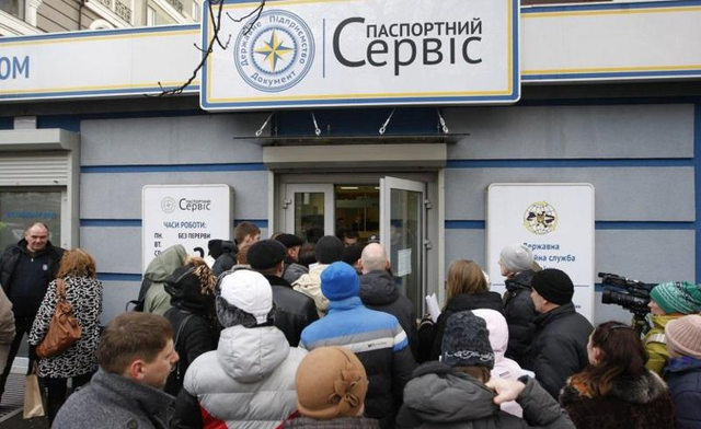 Украинцы начали массово оформлять биометрические паспорта
