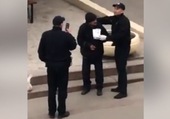 Лицо полиции: добрые копы сделали селфи с бездомным