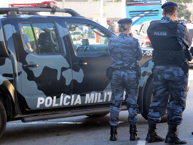 Грабитель получил две пули в упор от полицейского. Видео