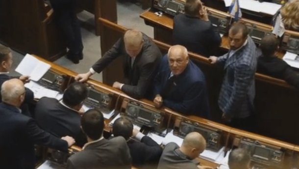 Курйоз дня: нардеп показав журналістам цікавий жест