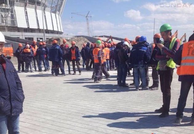 В России рабочие остановили строительство арены ЧМ-2018 из-за долгов по зарплате