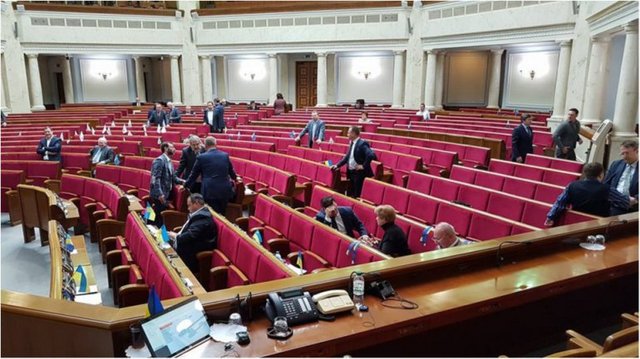 Наработались. Рада закрылась до 16 мая