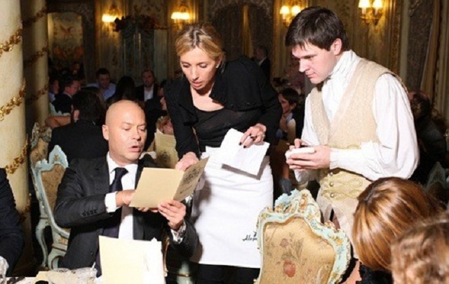 Офіціантів та продавців хочуть зобов’язати говорити українською мовою