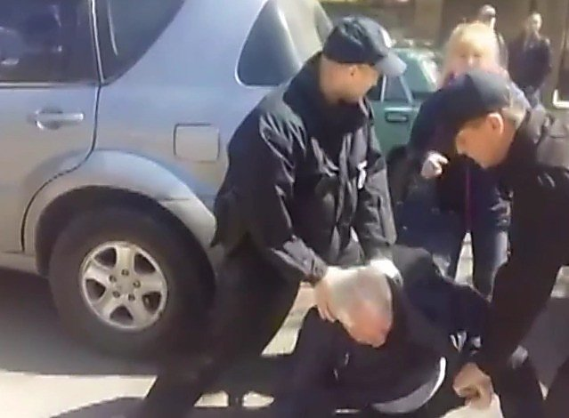 В Николаеве патрульные применили силу к пенсионеру, перекрывшему движение на дороге
