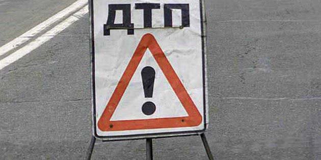 У Сімферополі вантажівка на повній швидкості врізалася у житловий будинок