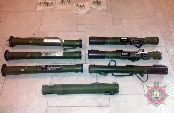 За місцем проживання банди донецьких вимагачів поліцейські знайшли цілий арсенал зброї